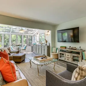  Holiday home Modern Hilton Head Retreat Walk To And Golf!